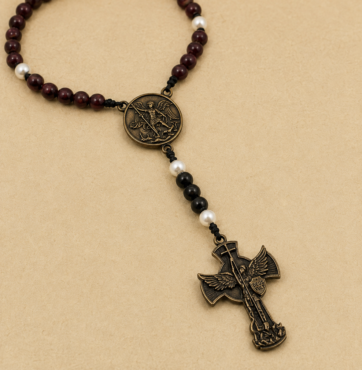 Detalhe da medalha e do crucifixo de São Miguel Arcanjo